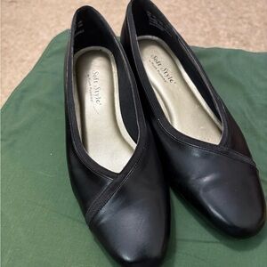 Hush Puppies “ Soft Style” Women’s Black Low Heel Shoes-Sz 9 M